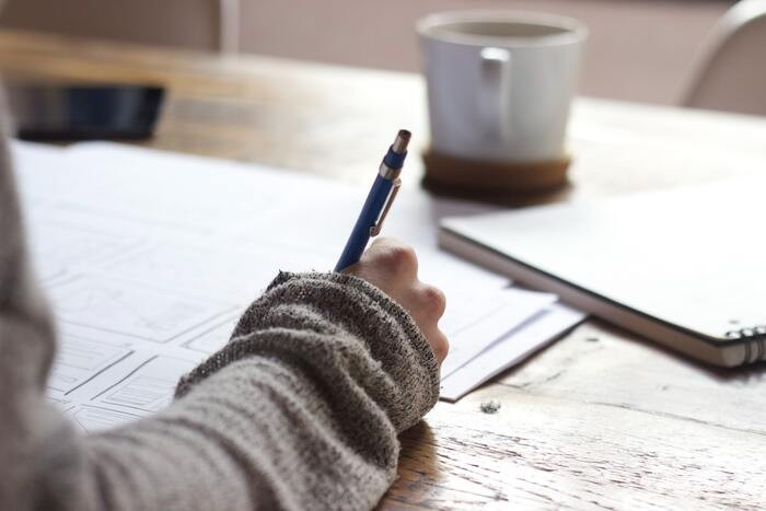 Mujer estudiando inglés para presentarse a un examen oficial